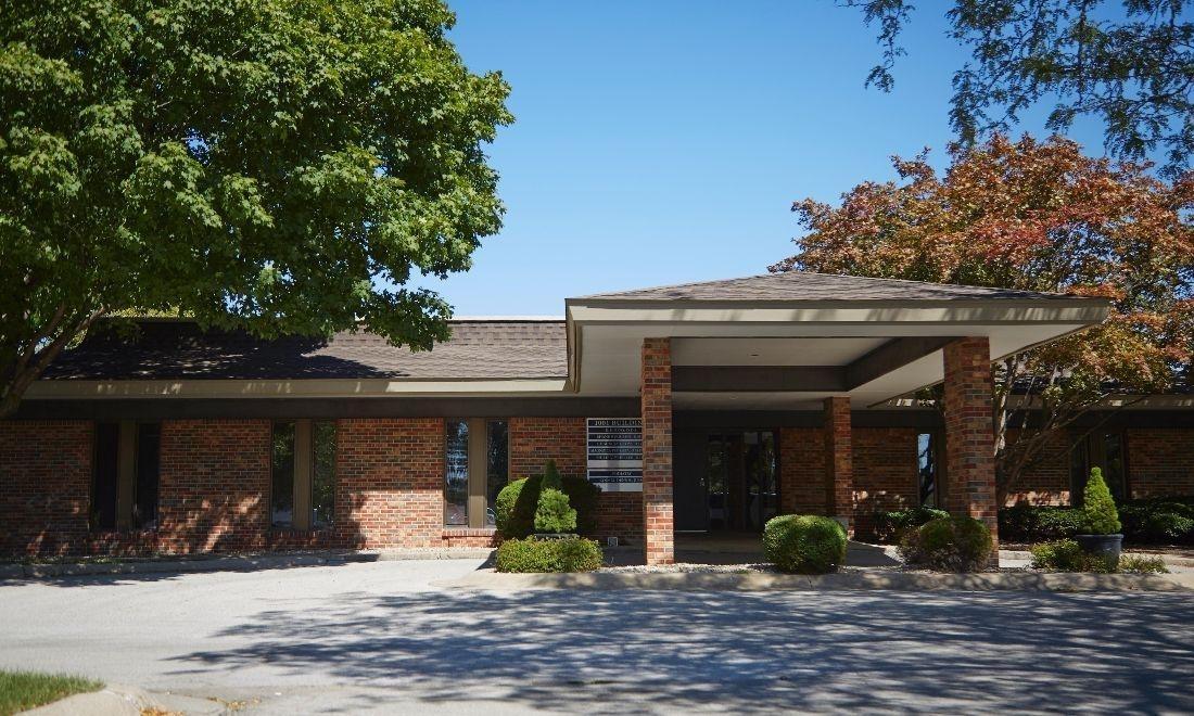 Front entrance of Ruggless Dental in the 62704 area